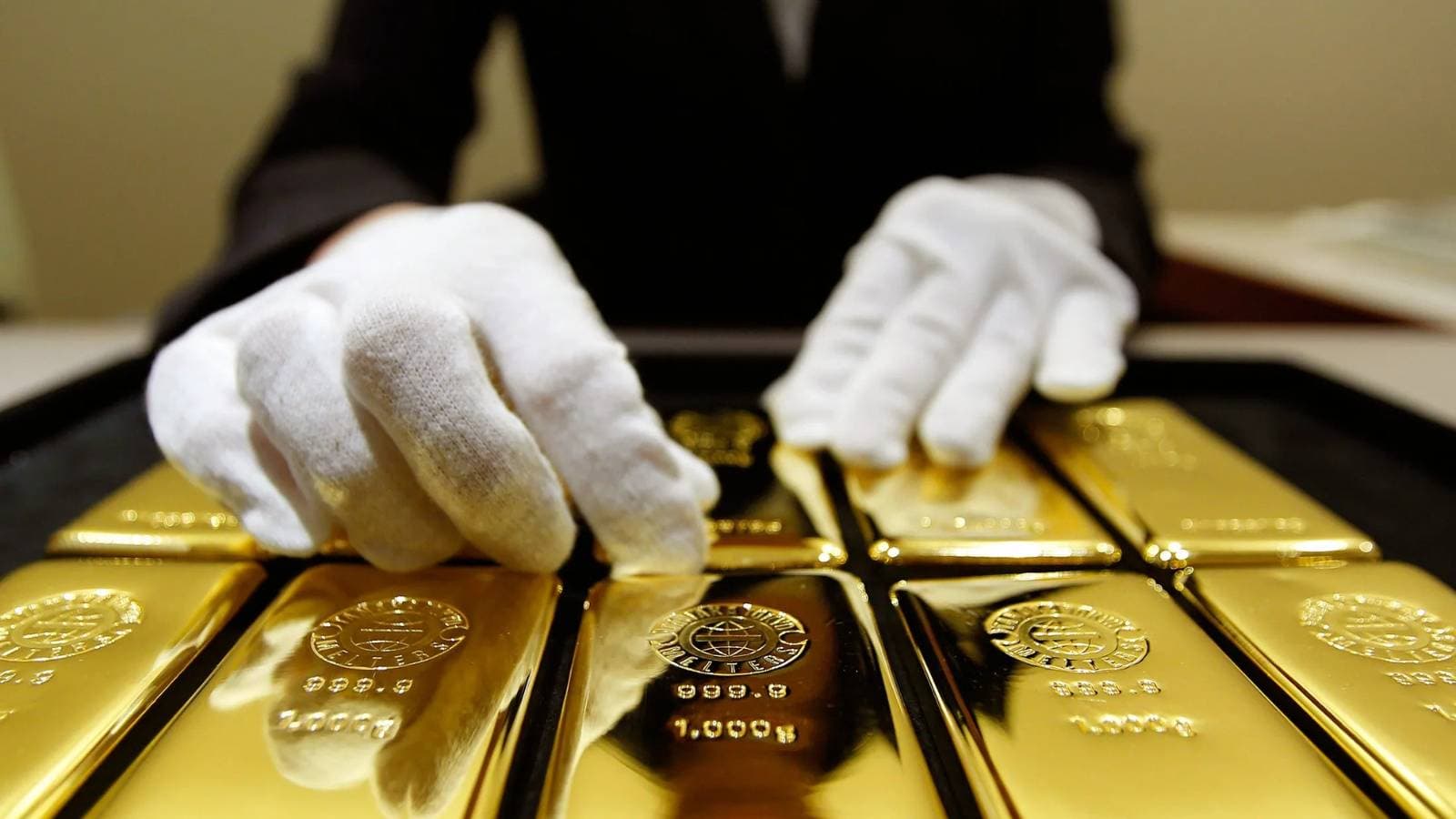 الذهب يتنفس الصعداء مع زيادة الإقبال عليه وسط توترات الحرب التجارية