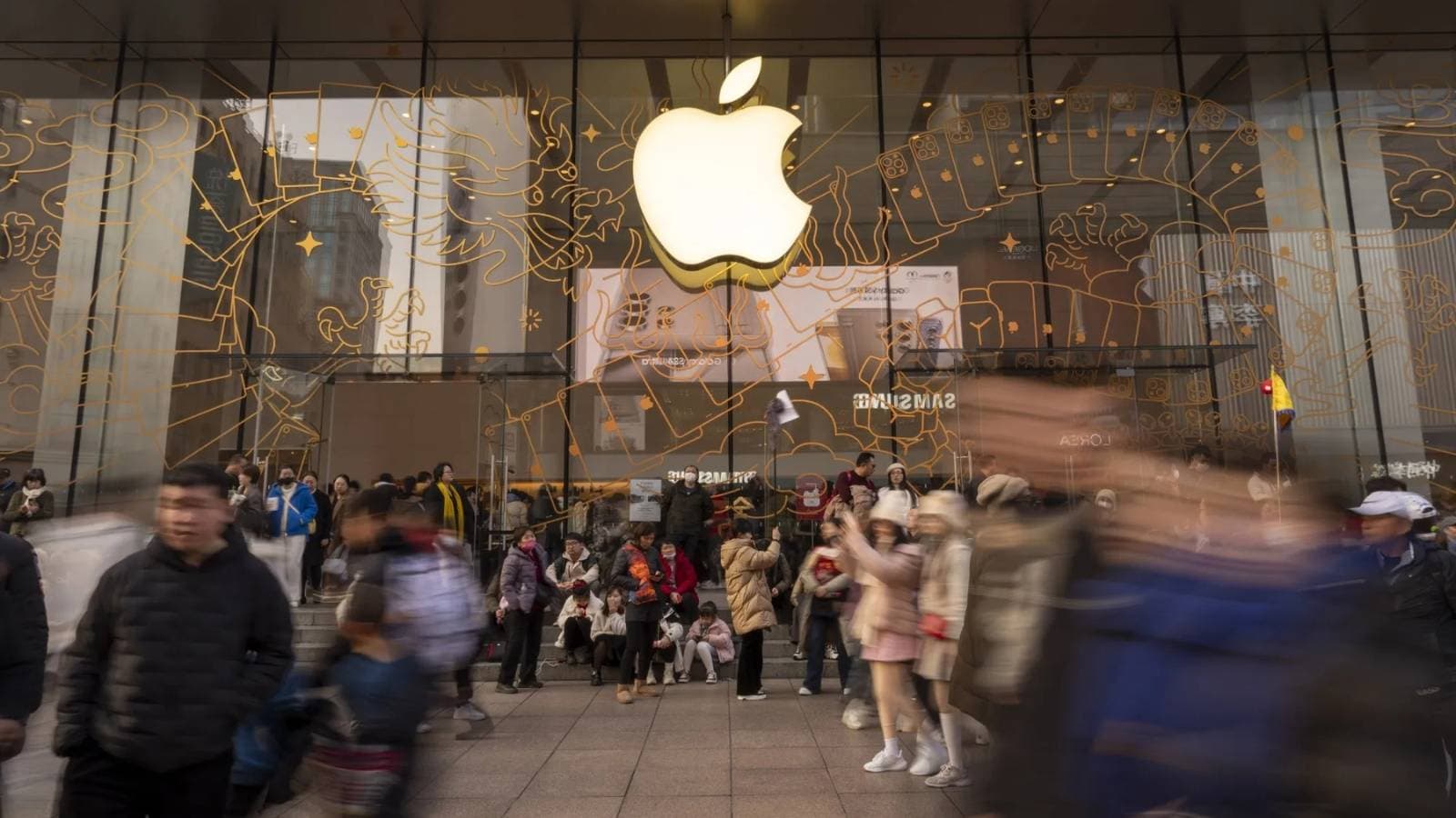 عملاء "أبل" يهرعون لشراء "آيفون" خوفا من ارتفاع أسعاره بسبب الرسوم