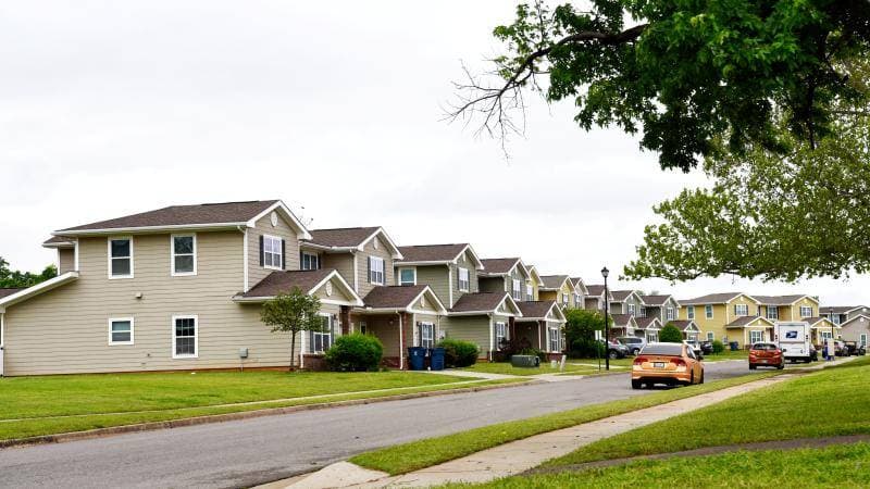 سوق العقارات الأمريكية في قبضة كبار السن.. لا مال للرحيل ولا فرصة للشراء