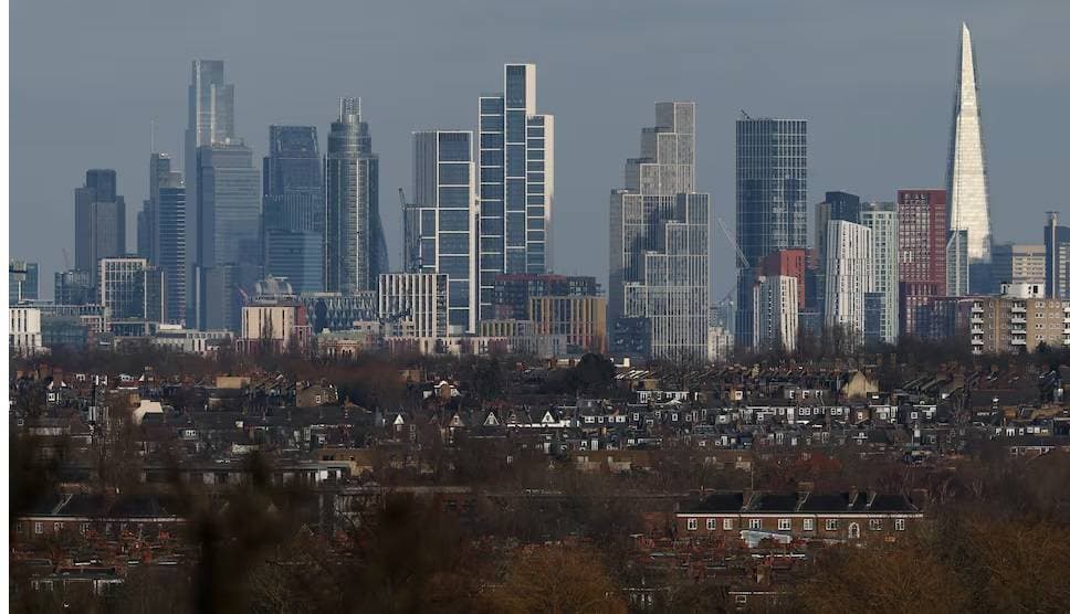 بريطانيا على حافة أزمة ديون صعبة تهدد استقرارها المالي لعقود