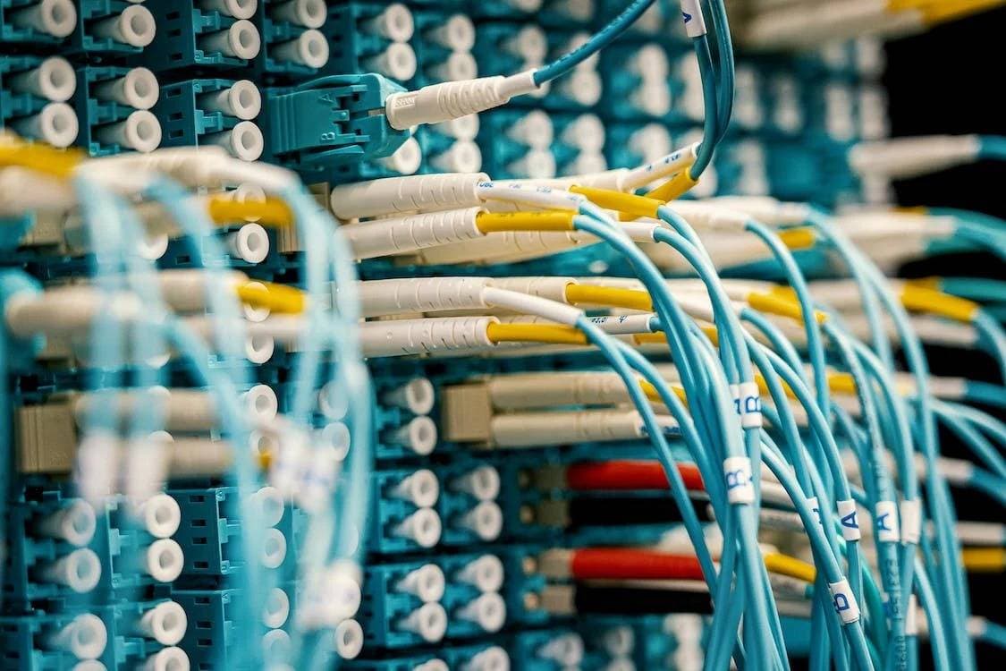 السعودية تتجه إلى توصيل الألياف الضوئية لـ 3.5 مليون منزل عن طريق "المياه"