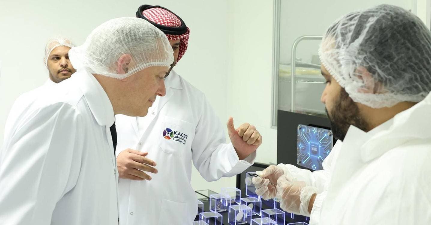 وزير الاتصالات السعودي يناقش مع كبير مستشاري البيت الأبيض التعاون في الذكاء الاصطناعي