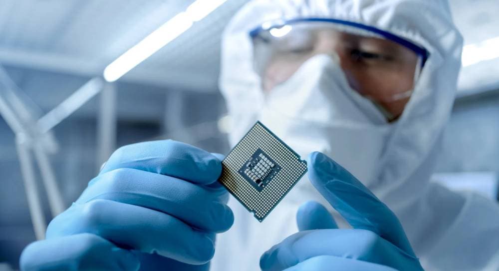 بلومبرغ: أمريكا تتجه لتعزيز وصول السعودية إلى رقائق الذكاء الاصطناعي المتقدمة