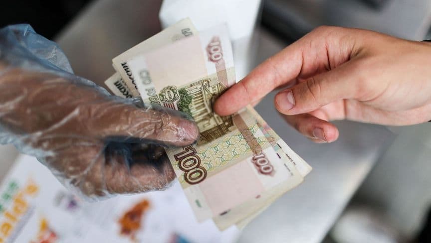 الروبل الروسي عند قمة عامين في ظل محادثات مرتقبة مع أوكرانيا