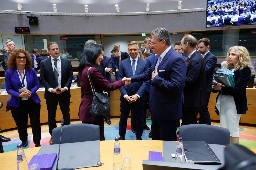 أوروبا المتفائلة تأمل في اتفاق مع أمريكا يحقق مصالحها مع تراجع حدة الحرب التجارية