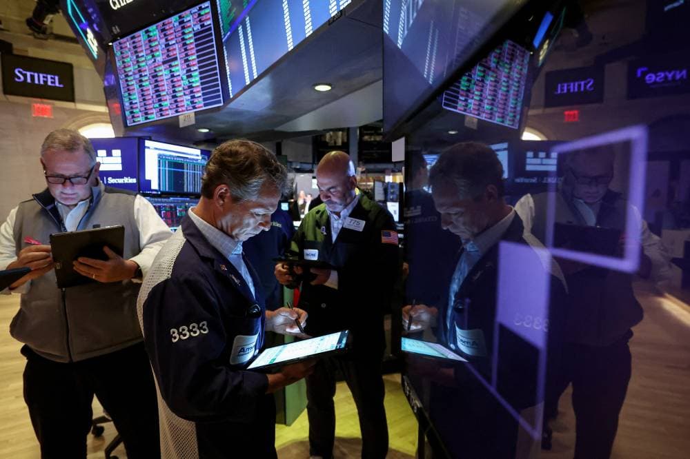 الأسهم الأمريكية تغلق على تباين مع تعافي ستاندرد آند بورز من عمليات البيع