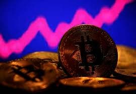 بيتكوين تخترق مستوى 107 آلاف دولار قبل أن تبدد بعضا من مكاسب اليوم