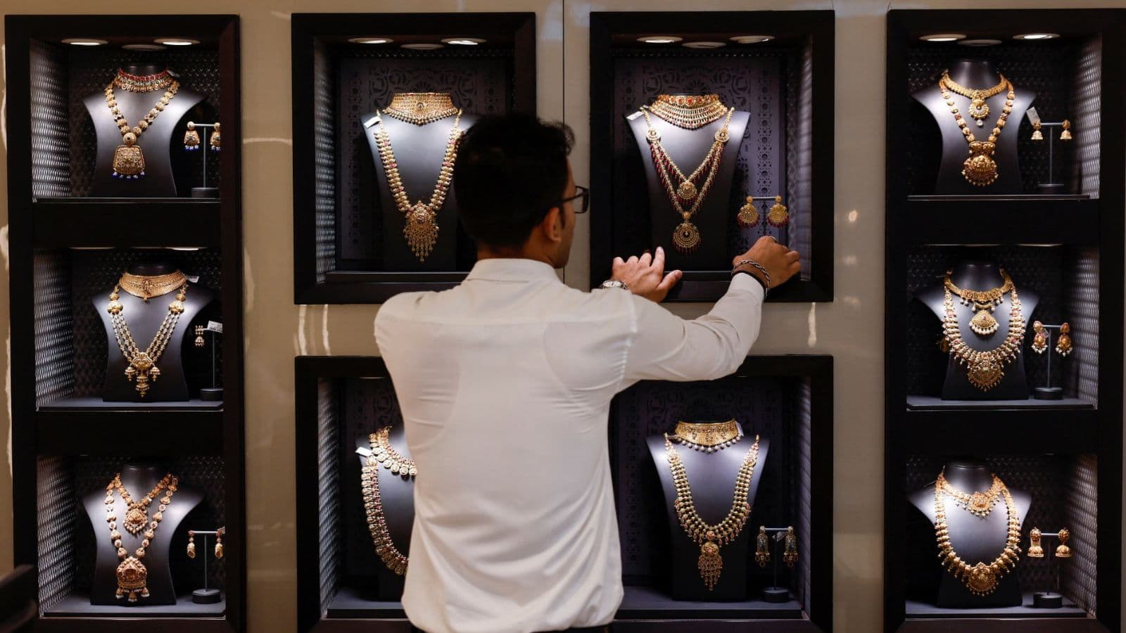 الأثرياء ينفقون ببذخ في سوق الحُلي الفاخرة