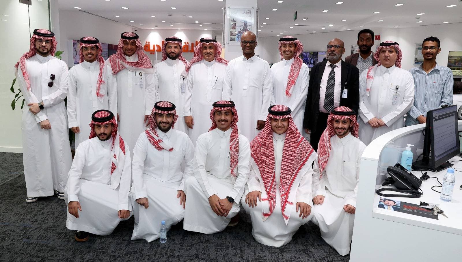 طلاب الإعلام بجامعة الإمام يزرون «الاقتصادية» ويطلعون على تجربتها الصحفية