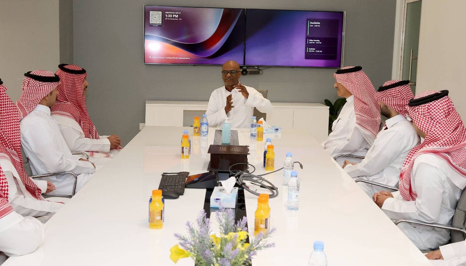 طلاب الإعلام بجامعة الإمام يزرون «الاقتصادية» ويطلعون على تجربتها الصحفية