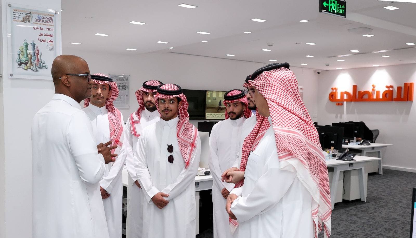 طلاب الإعلام بجامعة الإمام يزرون «الاقتصادية» ويطلعون على تجربتها الصحفية