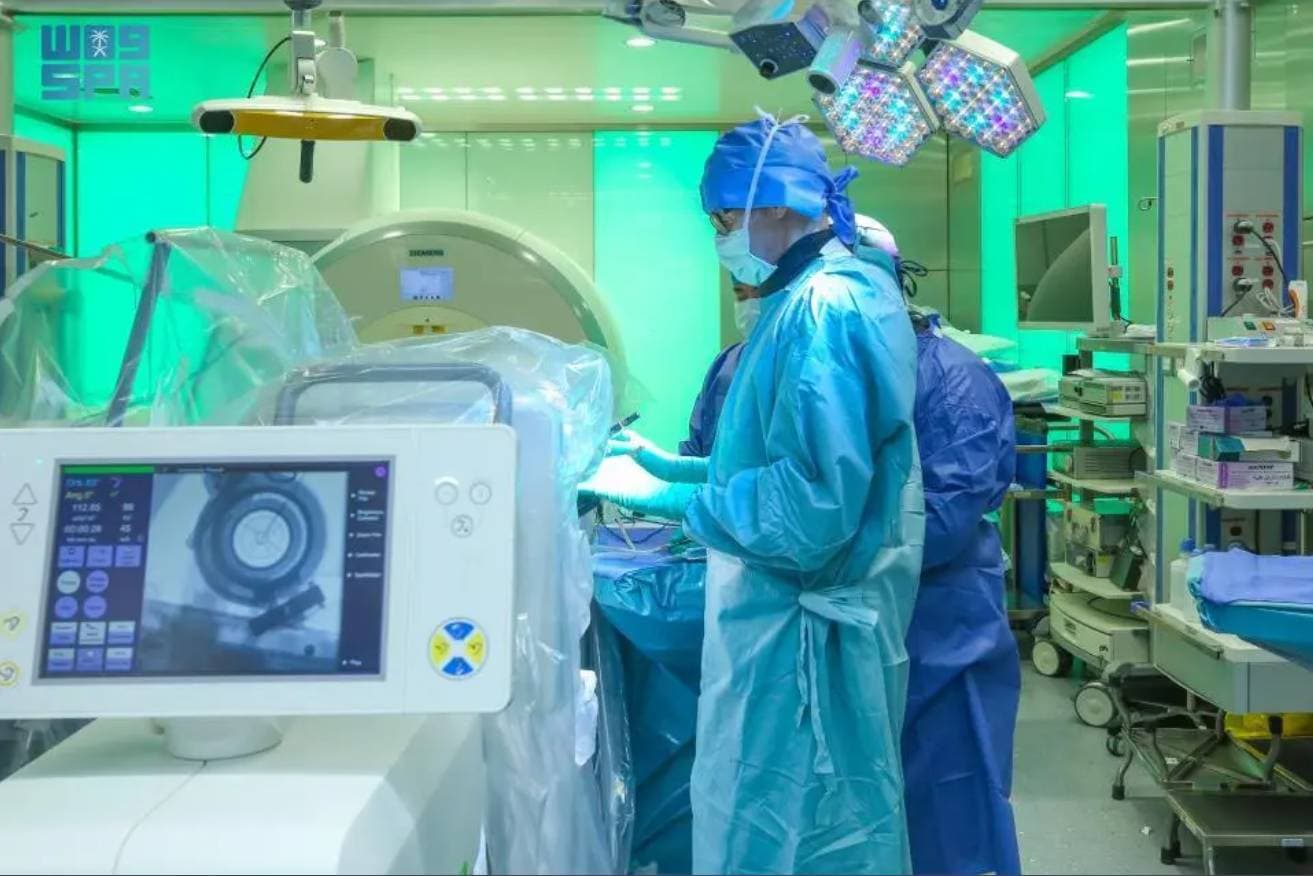 زراعة أول جهاز ذكي داخل الدماغ لتحسين التحكم بالأمراض العصبية في السعودية