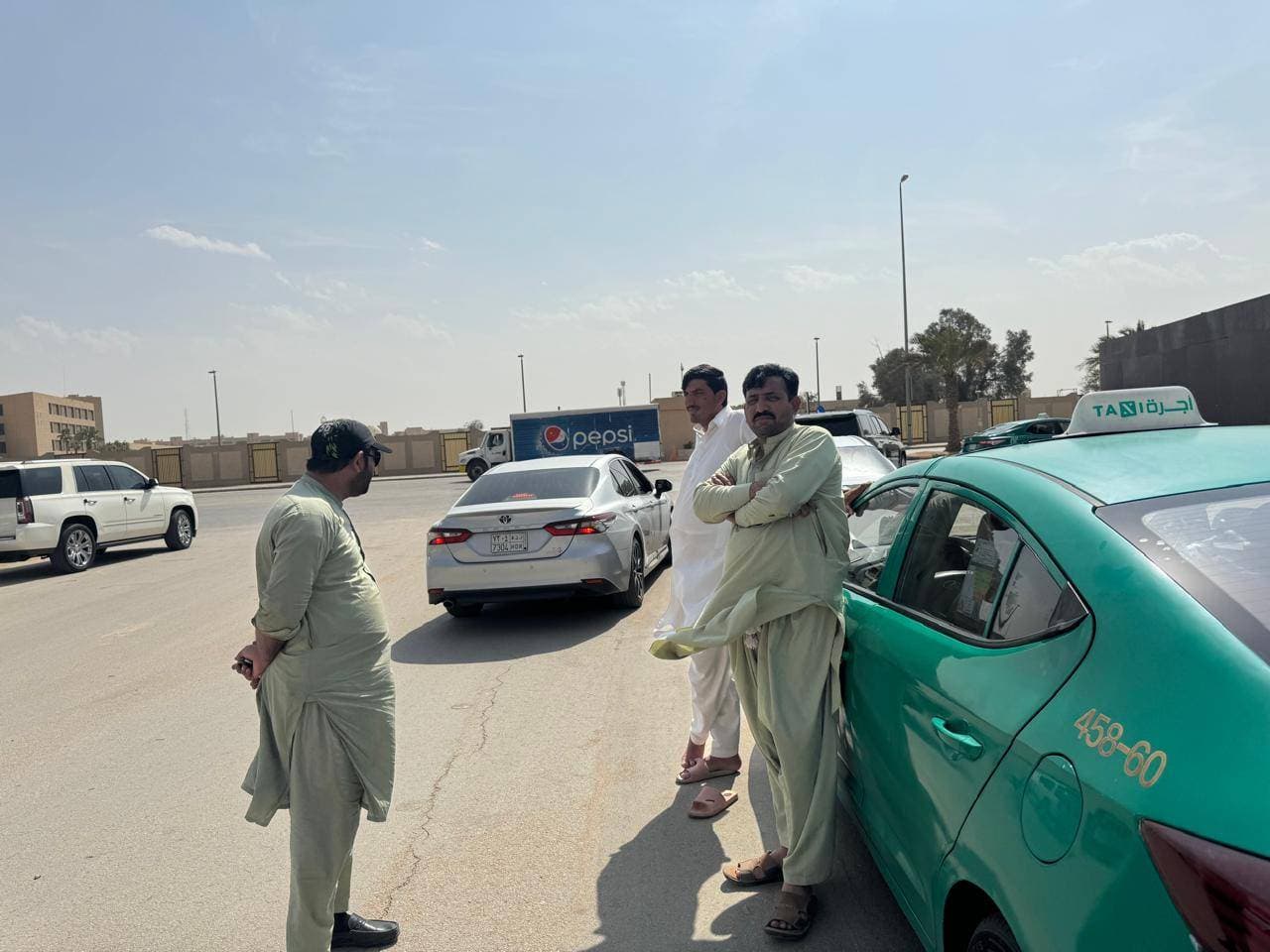 "التاكسي" الأخضر يجري وراء لقمة العيش .. المترو وتطبيقات النقل يسحبان البساط