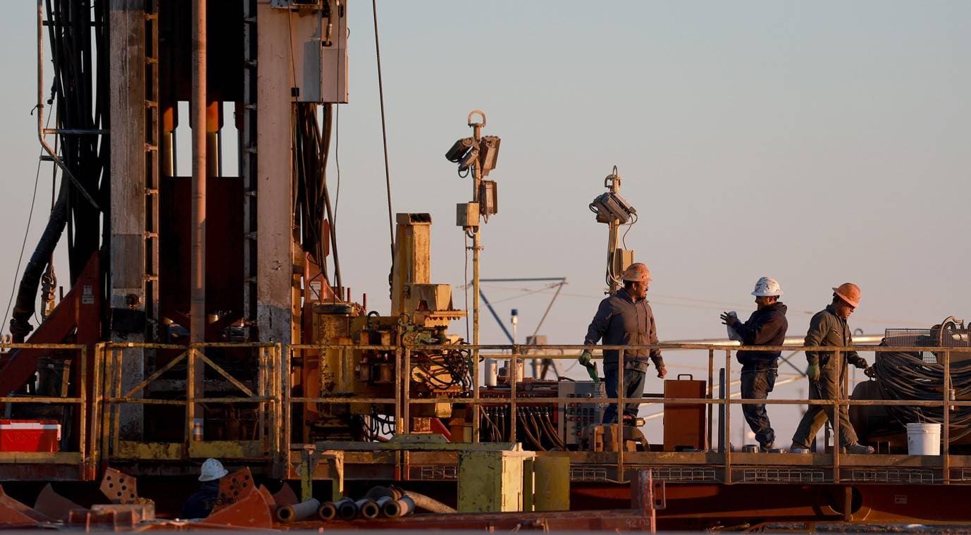 النفط يتجه لخسارة أسبوعية بـ 2% وسط مخاوف من تخمة المعروض