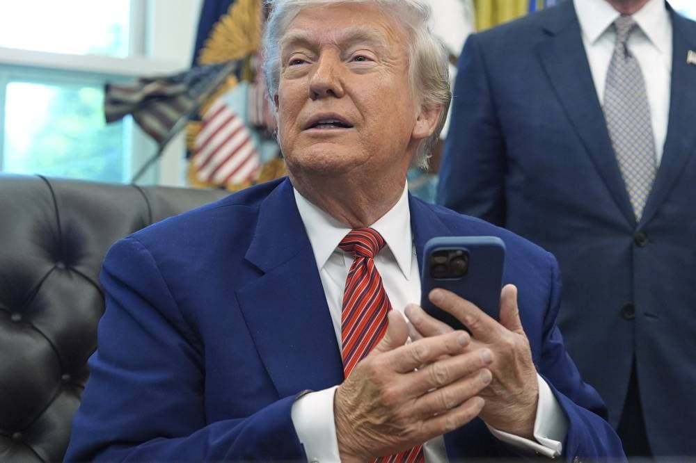 ترمب: جميع مصنعي الهواتف الذكية سيخضعون لرسوم 25%