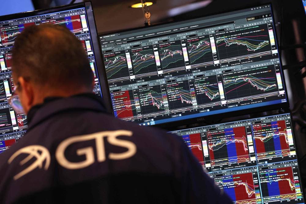 وول ستريت تغلق منخفضة بعد تهديد ترامب بفرض رسوم على الاتحاد الأوروبي