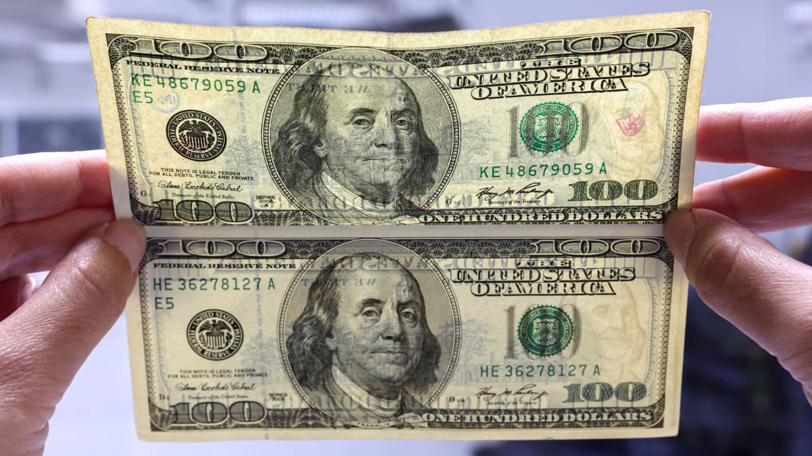 الدولار يهبط إلى أدنى مستوى منذ 2023 بعد تهديد ترمب لأوروبا و"أبل"