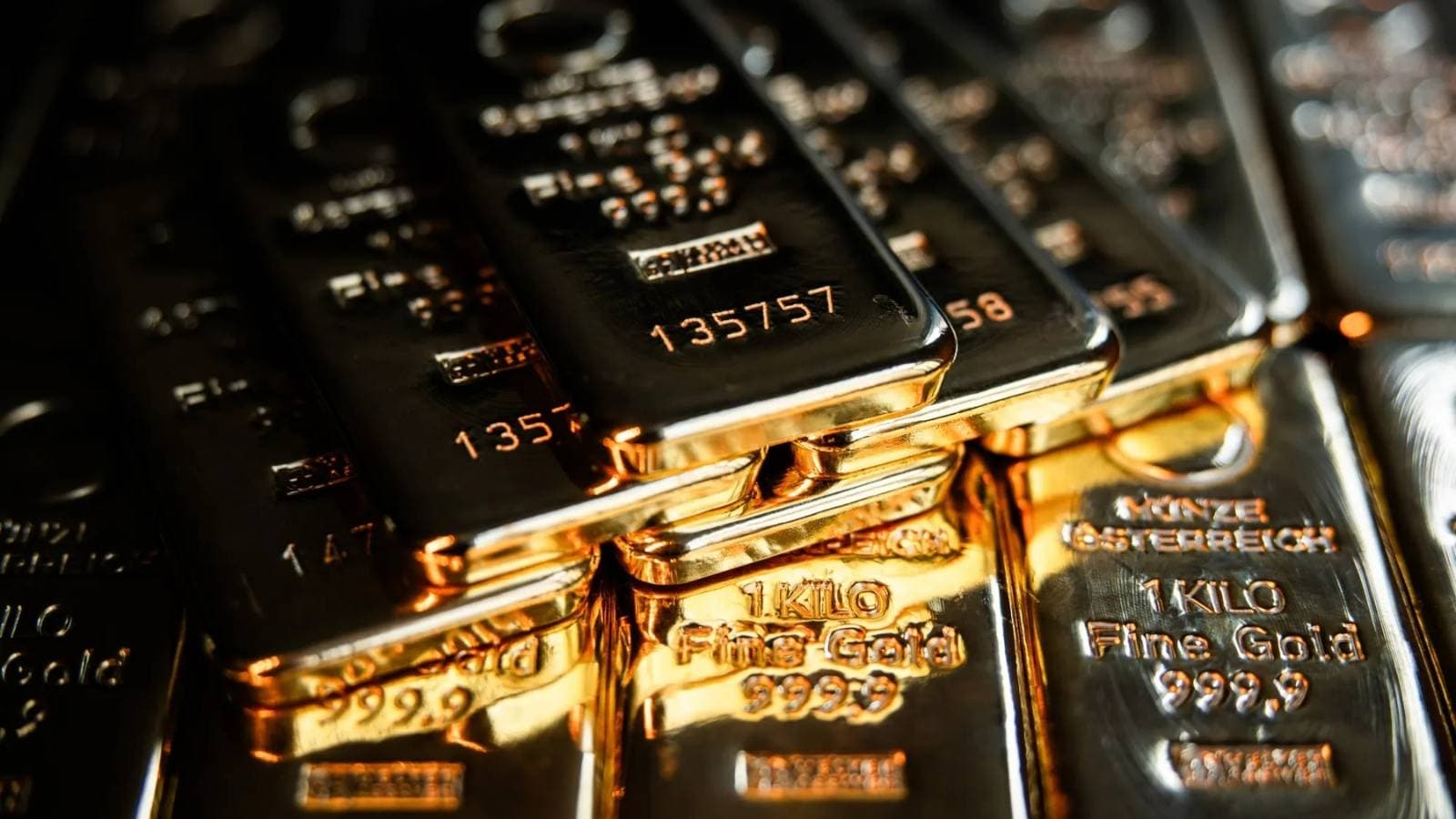 الذهب يواصل تراجعه مع وقف القضاء الأمريكي للتعريفات الجمركية