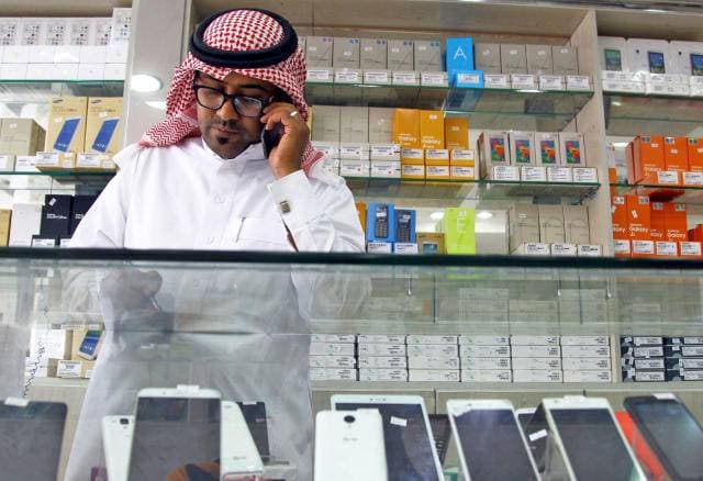 توسع السوق المحلية يصعد بقطاع تجارة الهواتف والاتصال في السعودية 23 % في عام