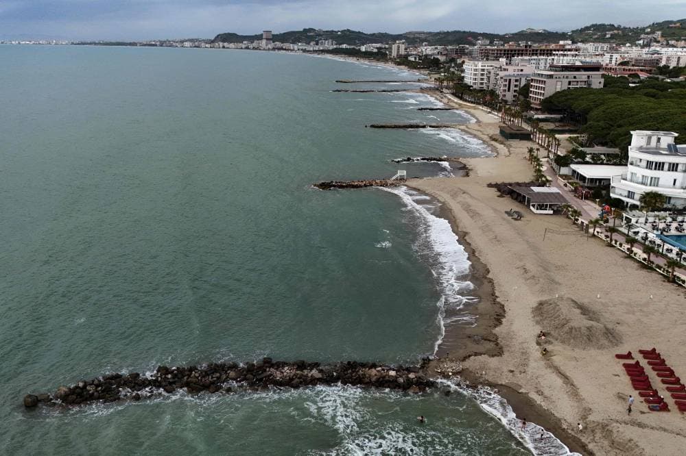 تغير المناخ والنمو السياحي... مزيج متفجر يفتك بالساحل الألباني