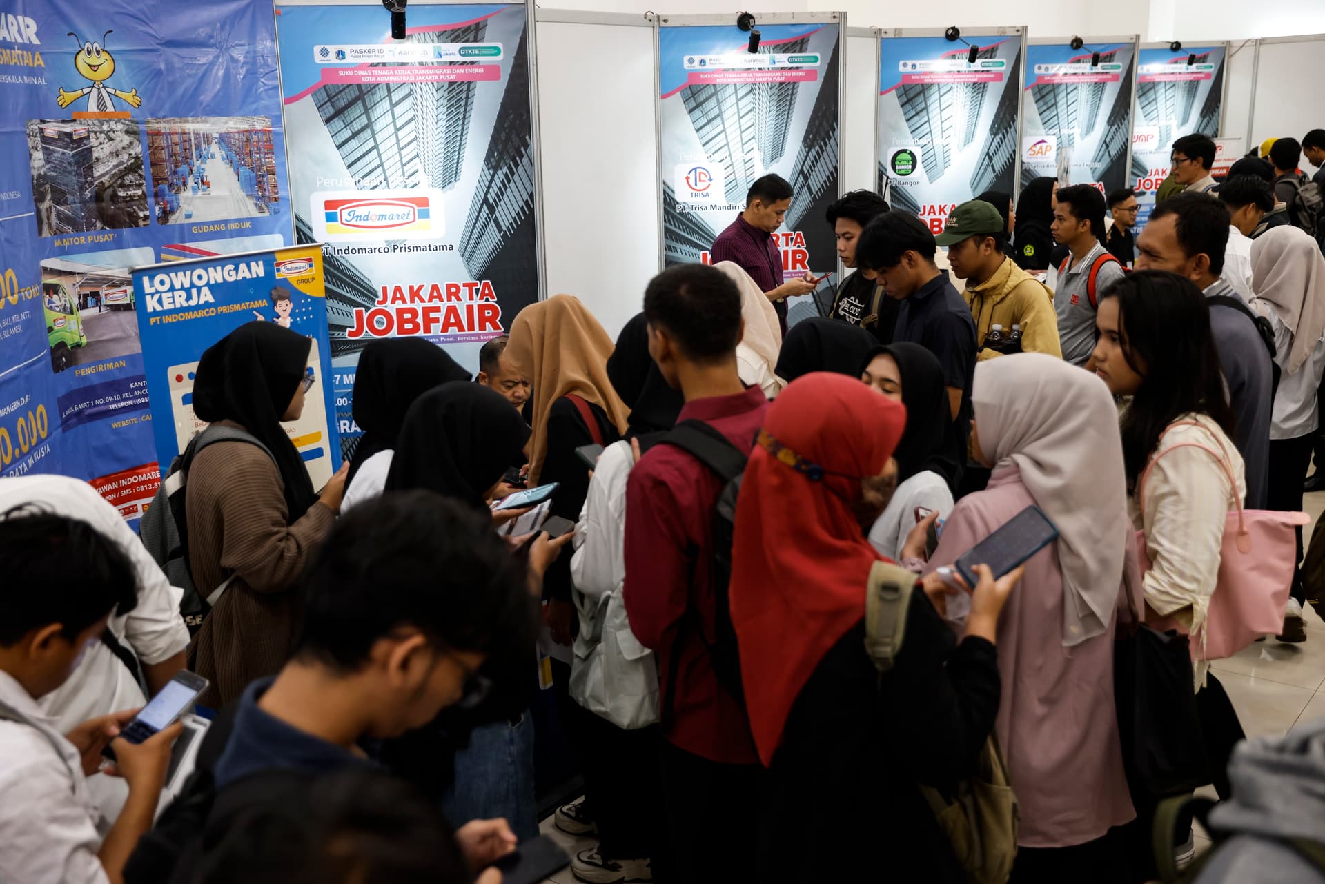 باحثون عن وظائف إندونيسيا