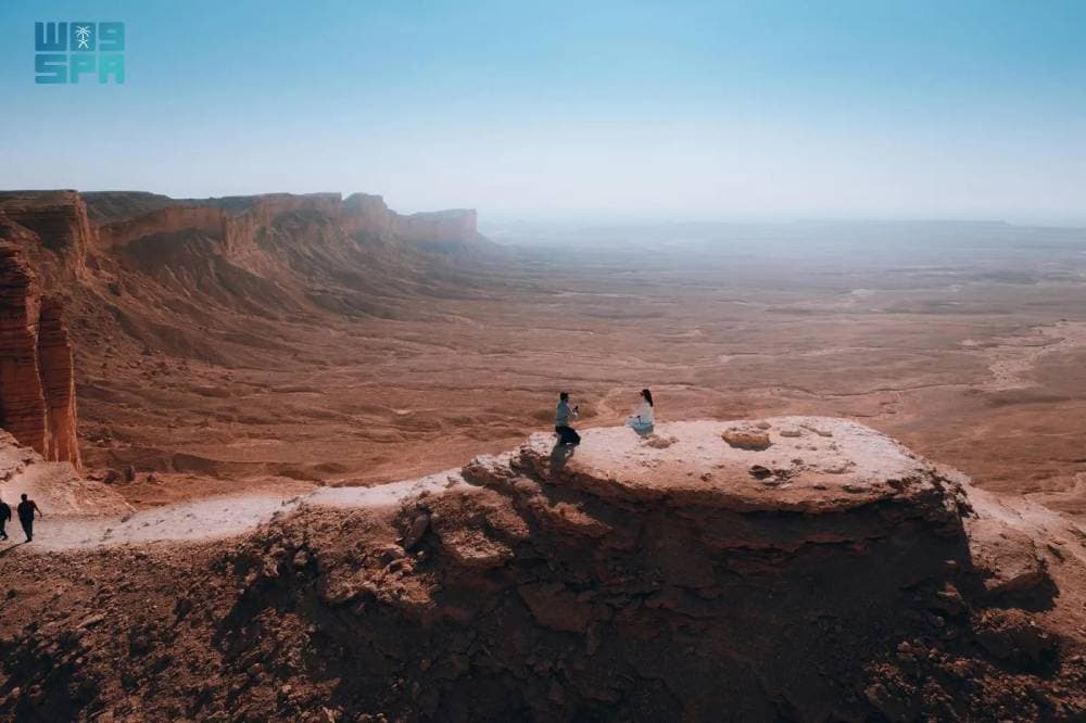 "حافة العالم".. جوهرة طبيعية على أطراف الرياض تجذب السياح
