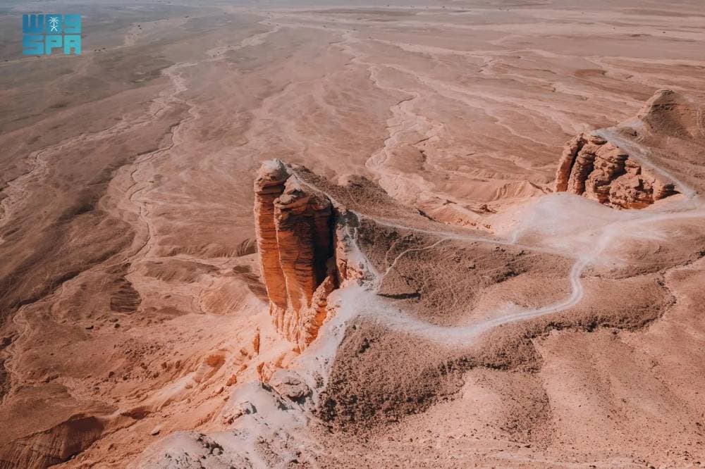 "حافة العالم".. جوهرة طبيعية على أطراف الرياض تجذب السياح