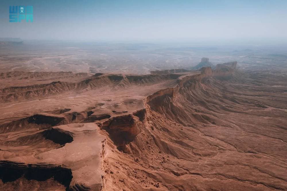 "حافة العالم".. جوهرة طبيعية على أطراف الرياض تجذب السياح