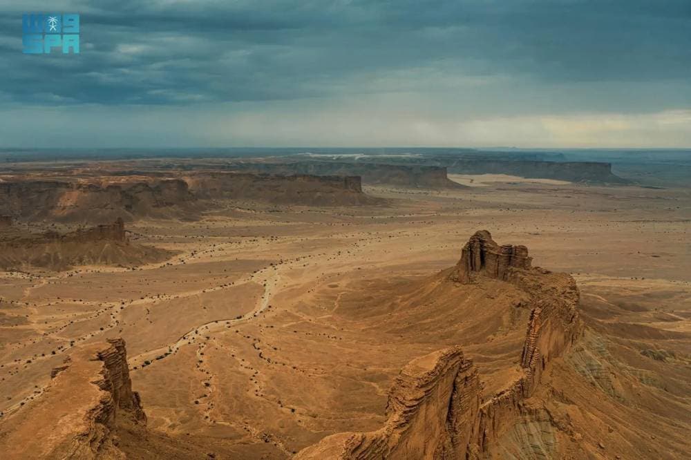 "حافة العالم".. جوهرة طبيعية على أطراف الرياض تجذب السياح