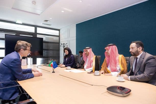 السعودية تبحث مع فرنسا تطوير التعاون في قطاعي الطيران والتعدين