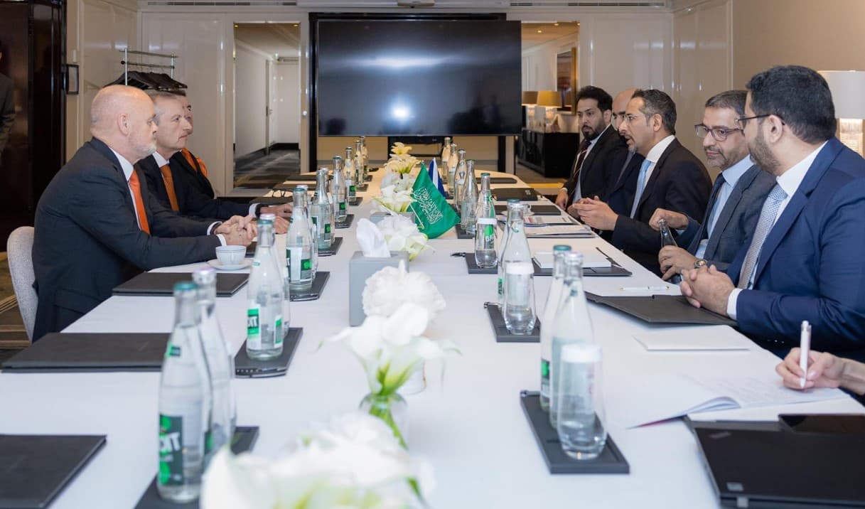 السعودية تبحث مع فرنسا تطوير التعاون في قطاعي الطيران والتعدين