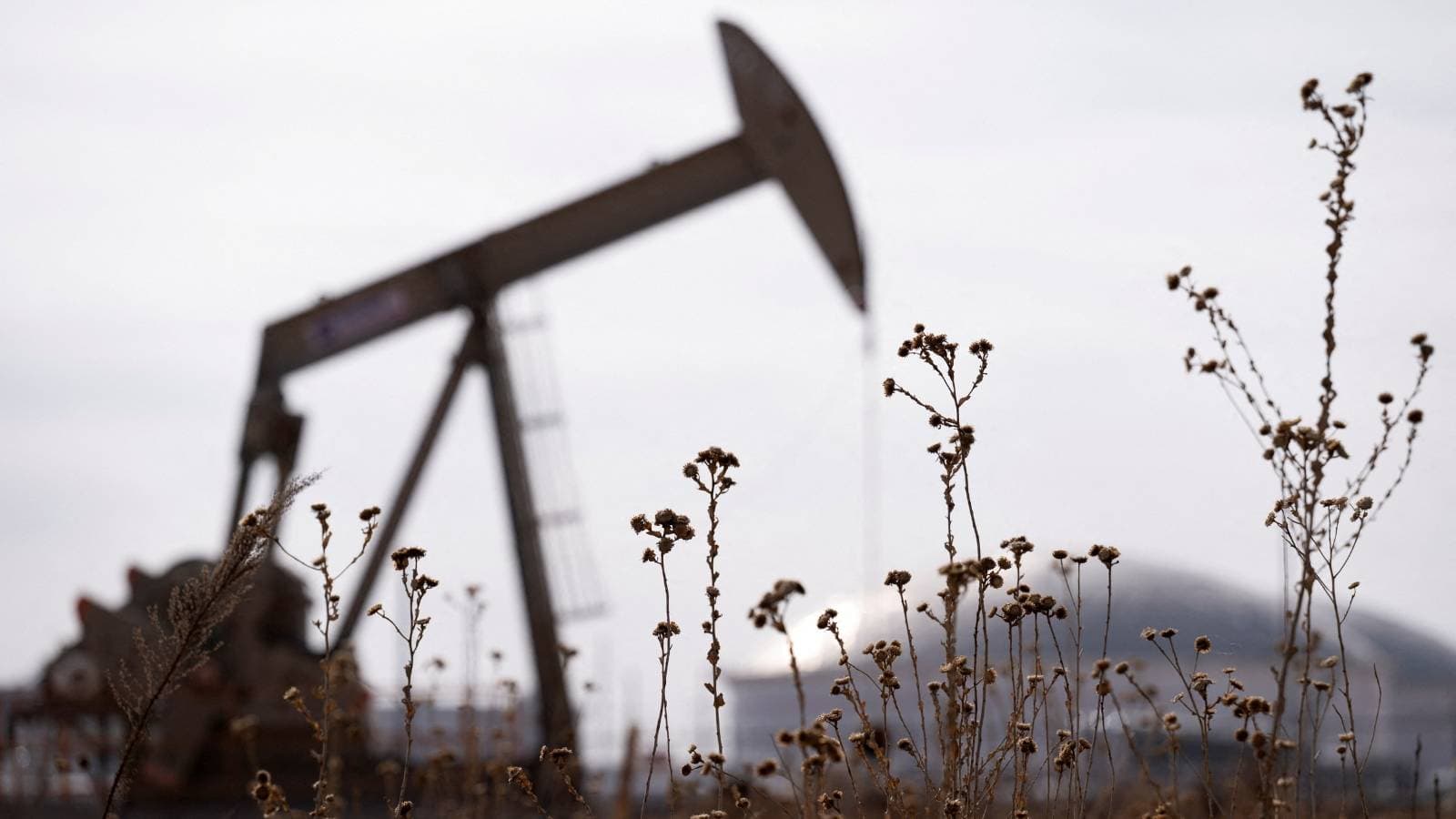 النفط يرتفع بدعم آمال محادثات التجارة مع الصين بعد إعلان اتفاق أمريكا وبريطانا