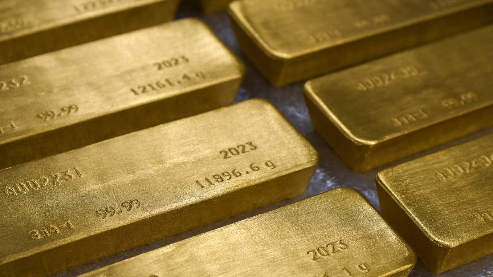 الذهب يبدد مكاسبه بعد أنباء عن اتفاق تجاري محتمل بين أمريكا وبريطانيا