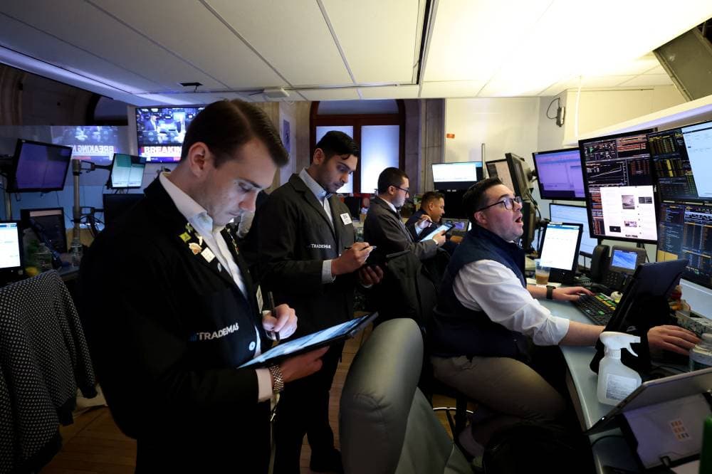 "الهوامير يعرفون" .. كيف نجا مليارديرات العالم من اضطرابات السوق؟