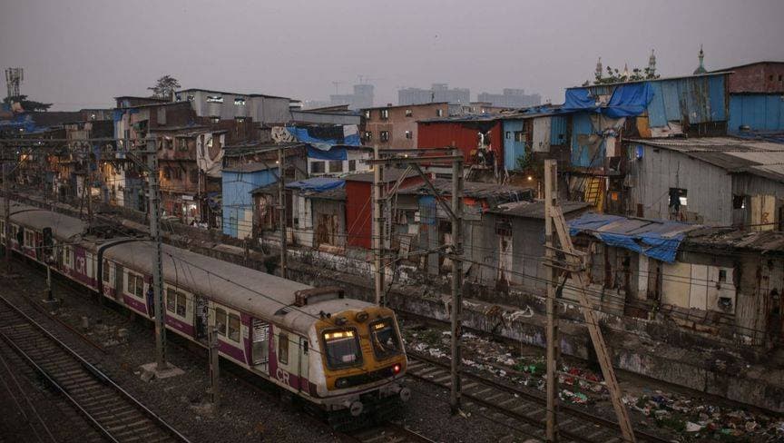 "أداني" تحول أكبر حي عشوائي في مومباي لمركز نقل عملاق