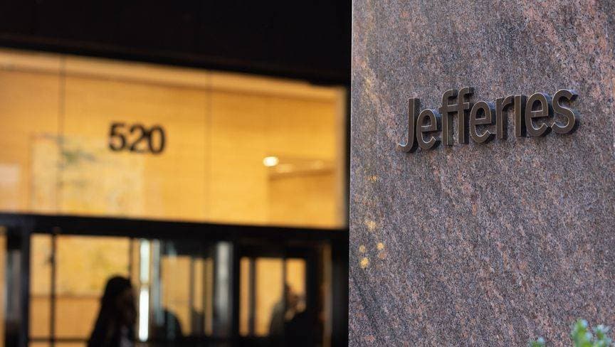 طفرة بلجوء مديري الأصول في "وول ستريت" لمتداولين خارجيين