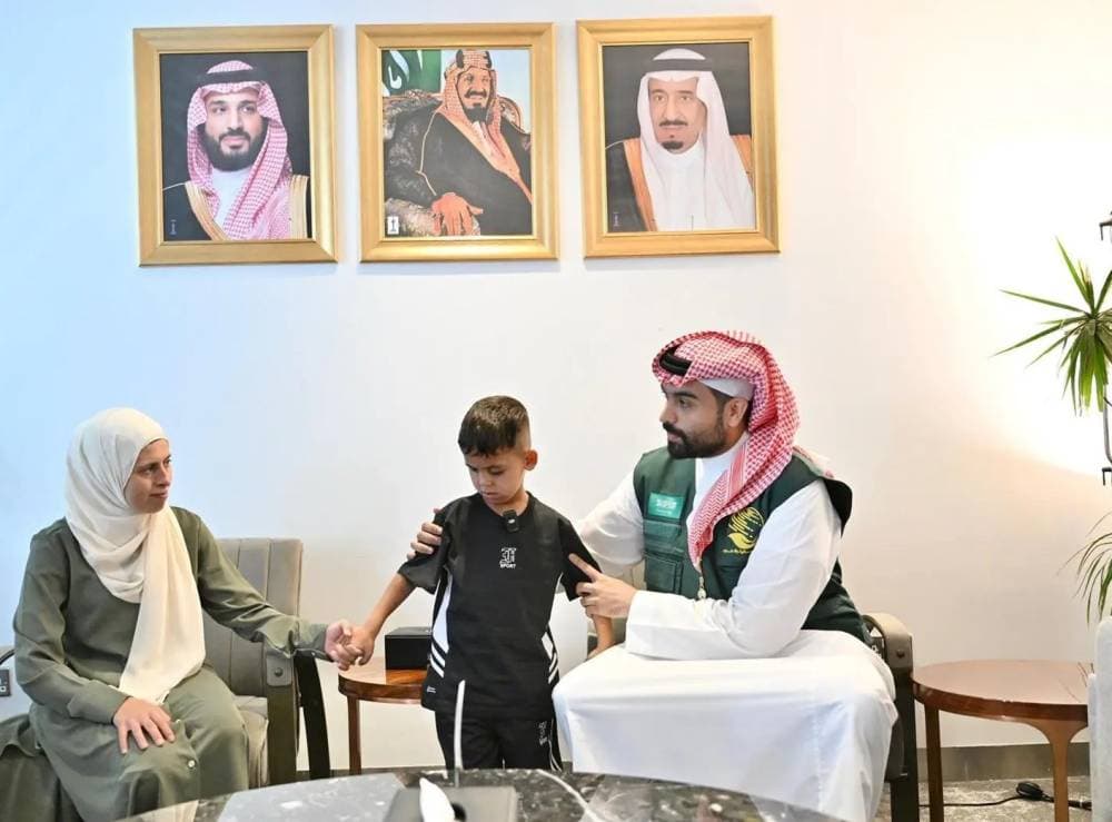 وصول طفل فلسطيني إلى الرياض لتلقي الرعاية الطبية بعد توجيه من القيادة السعودية