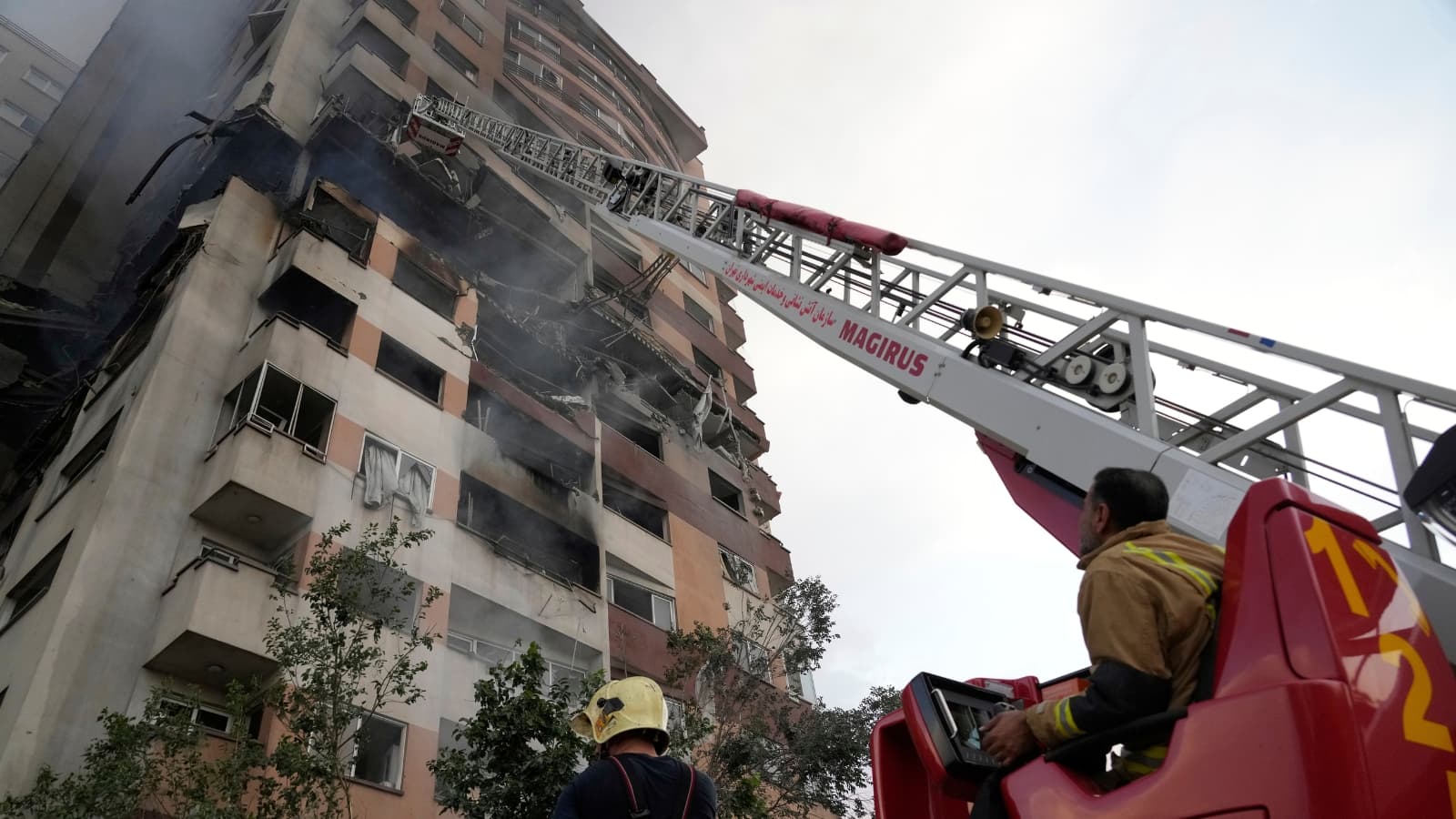 غارات الفجر الإسرائيلية تضرب النووي الإيراني وارتفاع النفط والذهب