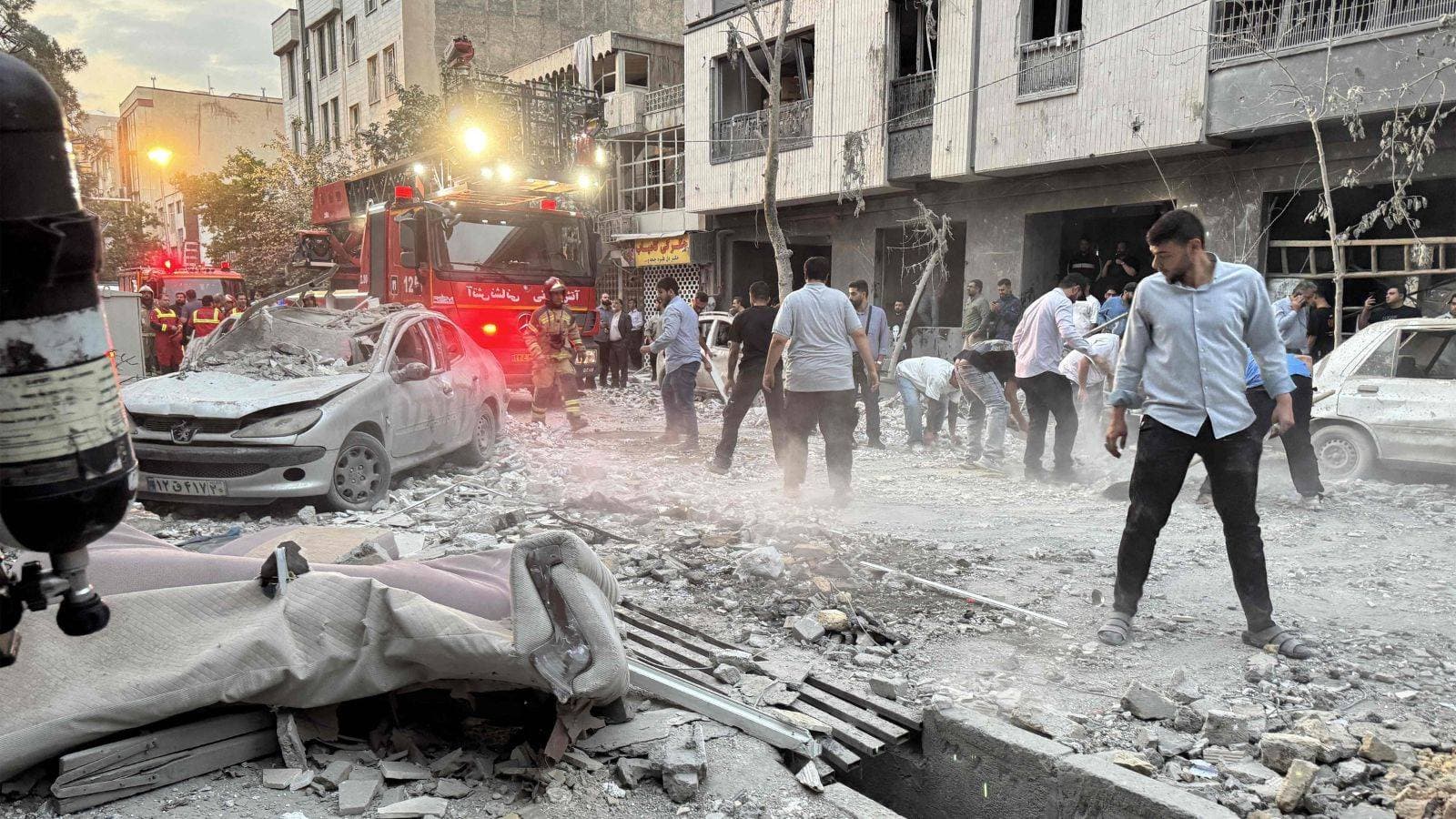 إسرائيل وإيران.. ضربات عسكرية متبادلة لليوم الثاني ومقتل 3 علماء ولا تلوث نووي