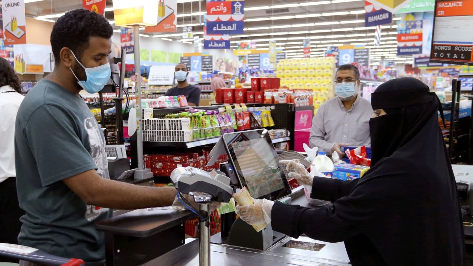 التضخم في السعودية يتباطئ خلال مايو إلى 2.2% متأثرا بأسعار الأغذية والمشروبات  