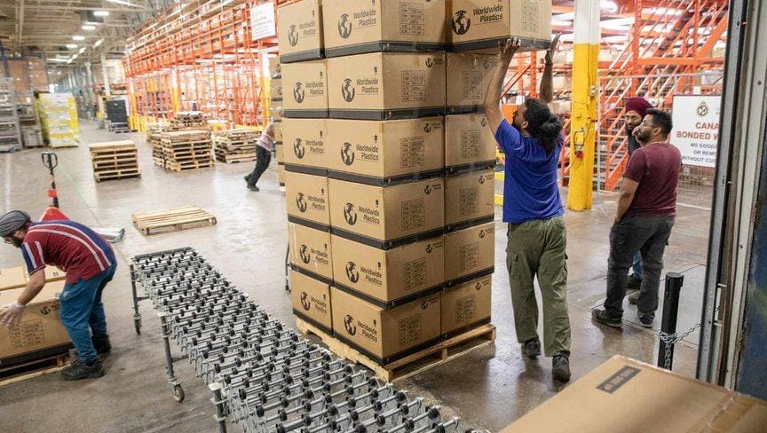 تقلبات الرسوم الجمركية الأمريكية تنعش مخازن كندا