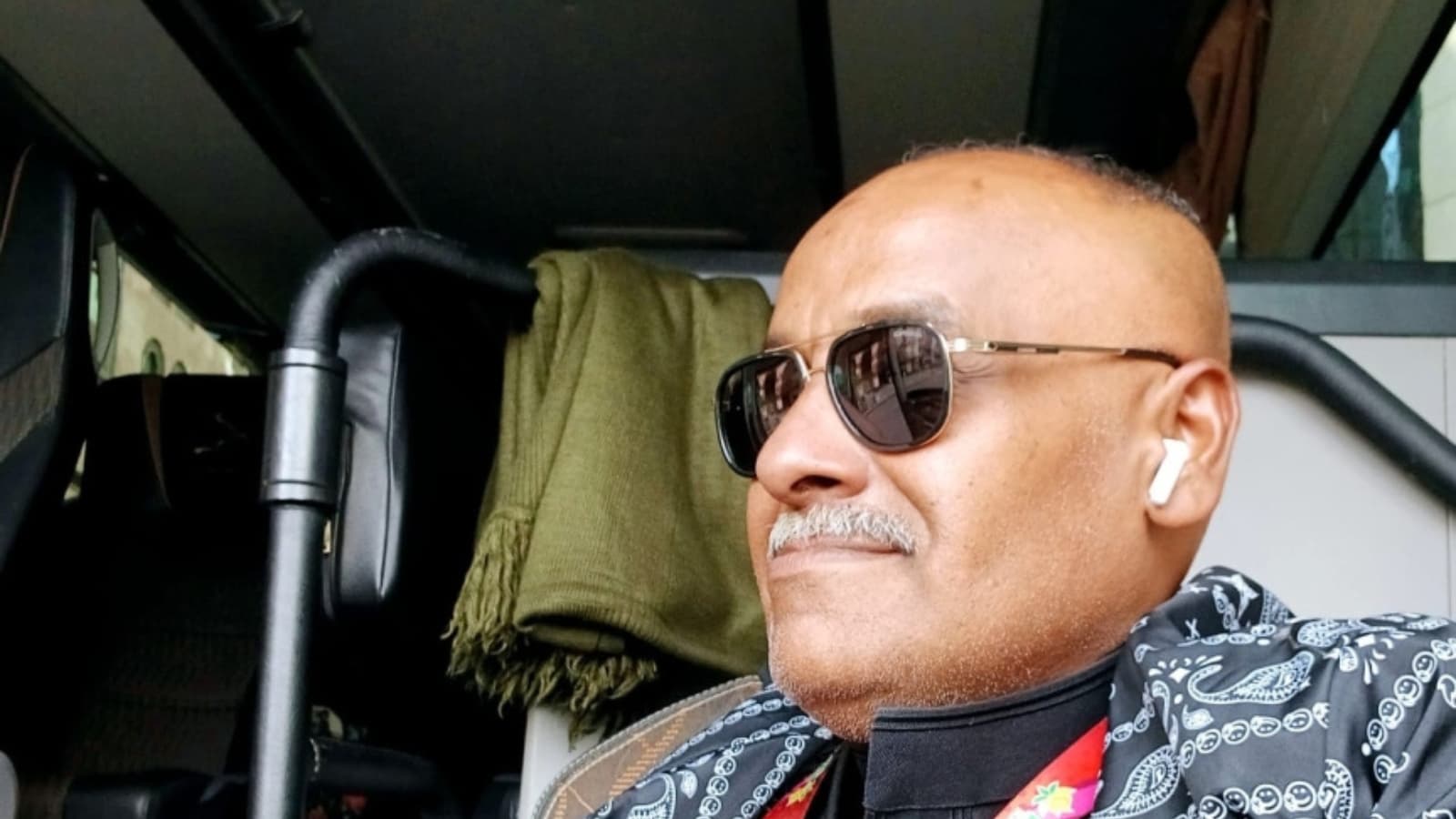 إبراهيم كشميري .. السائق الذي عبر من مشقة الحج إلى الذكاء التقني