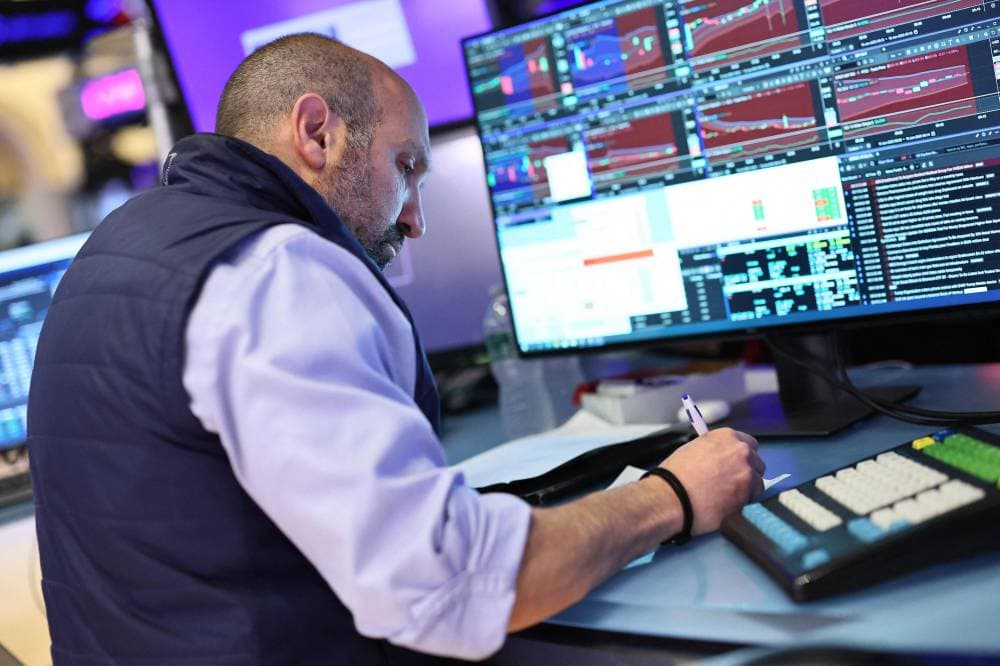 ستاندرد آند بورز وناسداك يغلقان على انخفاض مع ترقب الوضع في الشرق الأوسط