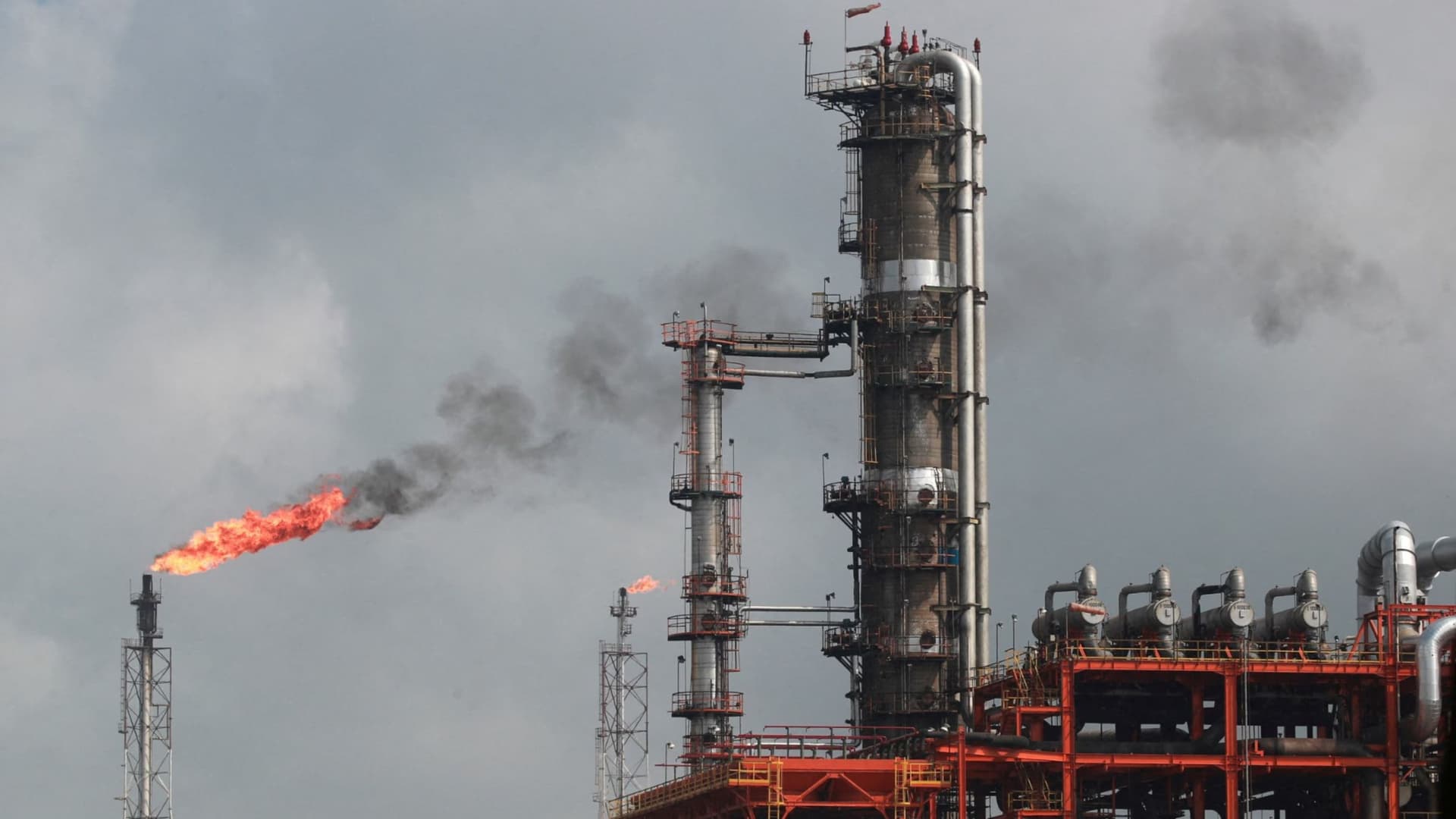 "جولدمان ساكس" لا يتوقع حدوث تعطيلات كبيرة للنفط بعد ضربة إيران