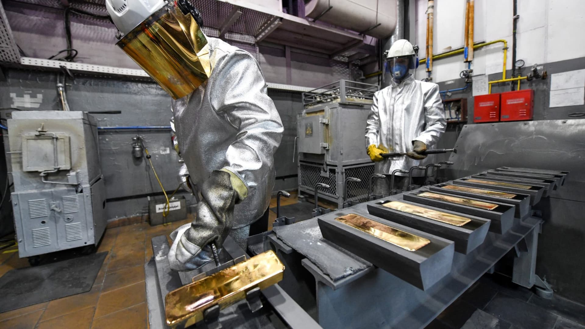 الذهب يهبط مع ارتفاع الدولار وسط ترقب الأسواق لرد إيران