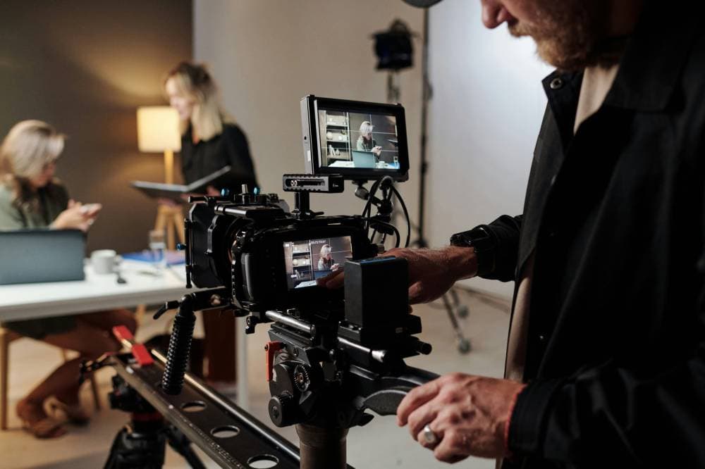 لماذا لن ينقذ الذكاء الاصطناعي صناعة السينما والتلفزيون؟