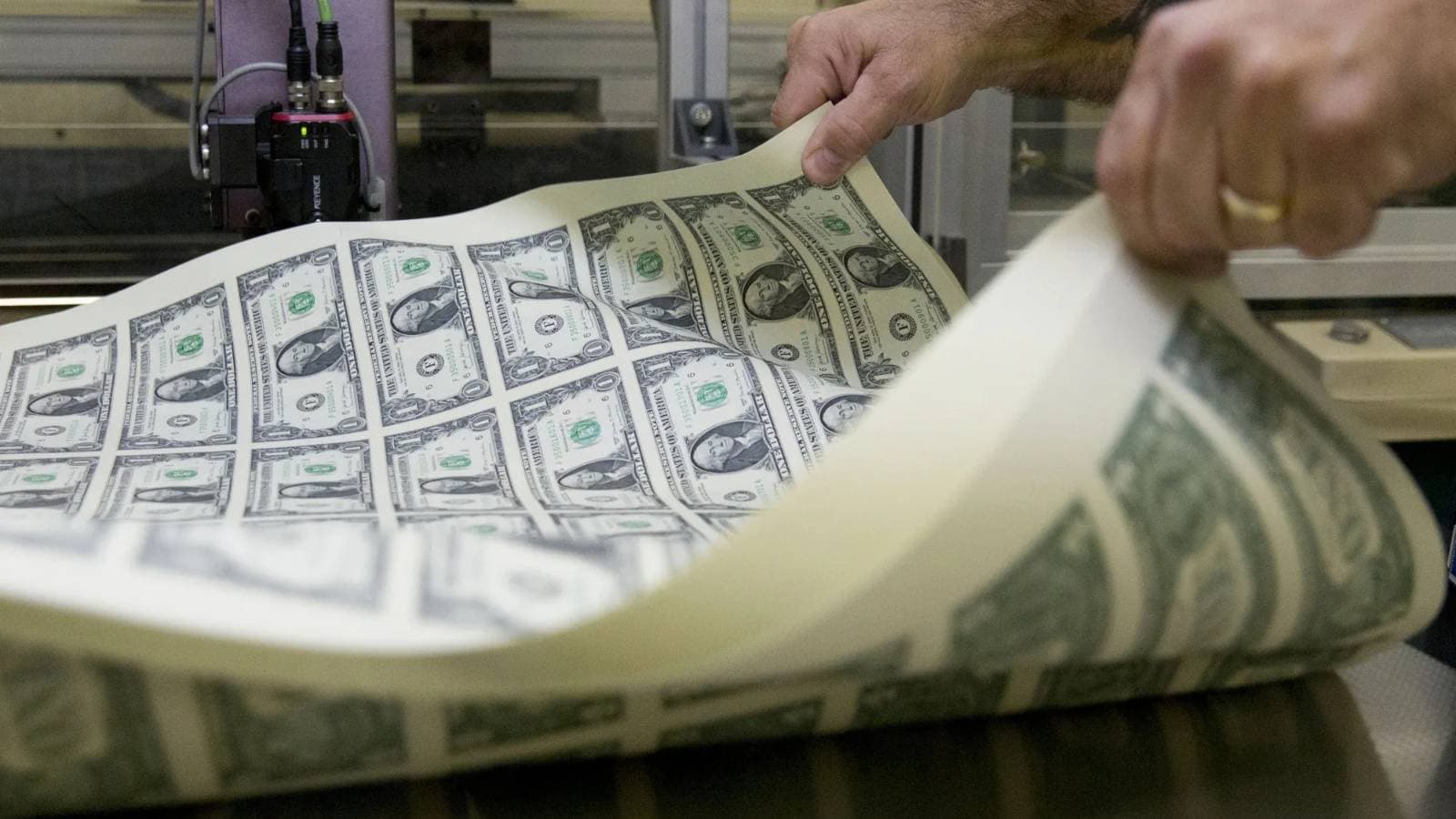 انخفاض الدولار وعوائد السندات الأمريكية وسط رهانات على قرب خفض الفائدة