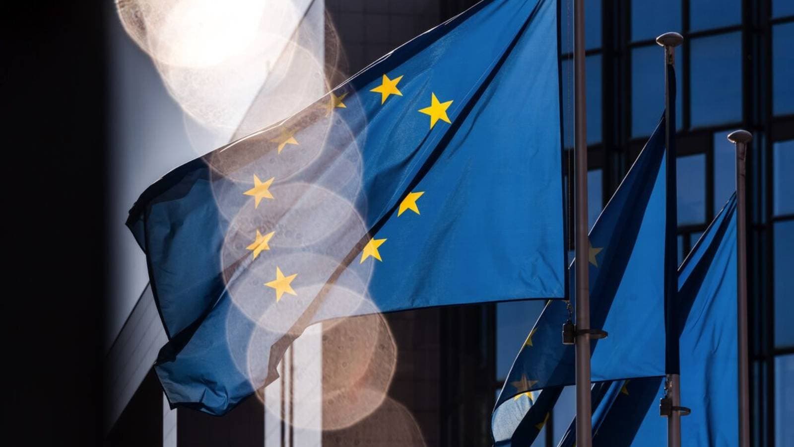 الاتحاد الأوروبي يتفق على قواعد لتسهيل تصفية المصارف الصغيرة المتعثرة