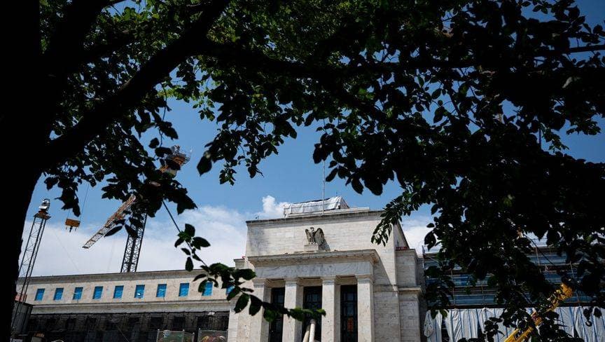 غالبية مسؤولي "الفيدرالي" يميلون لعدم خفض الفائدة في يوليو