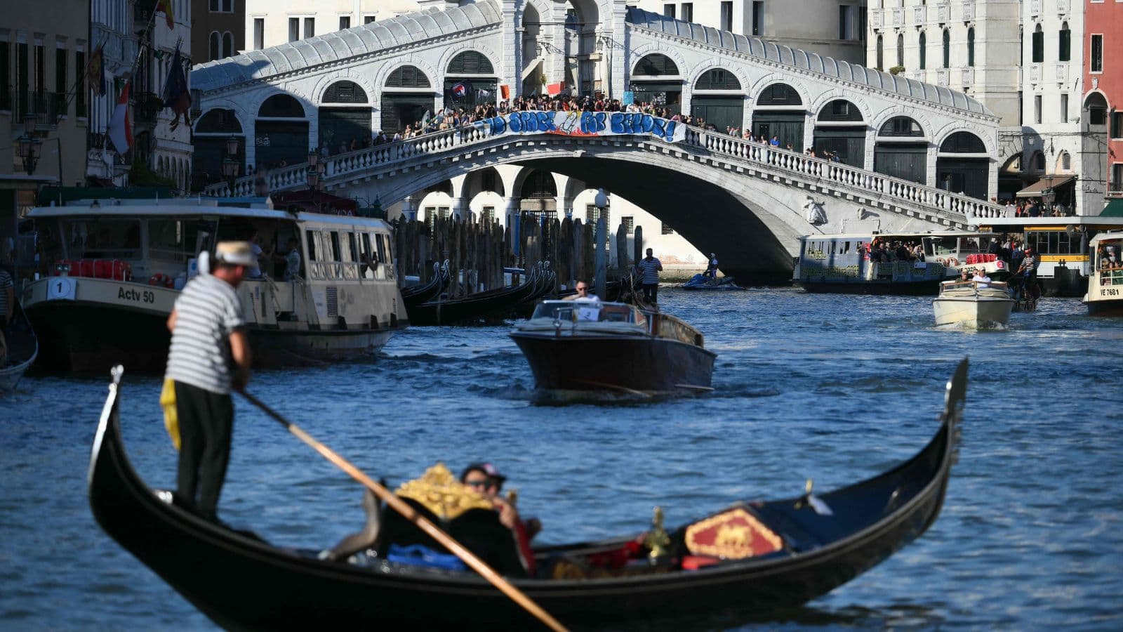 احتجاجات مناهضة لحفل زفاف بيزوس